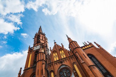 Legnica, Polonya - Nisan 2021: Legnica 'daki Kutsal Üçlü Kilisesi Cephesi