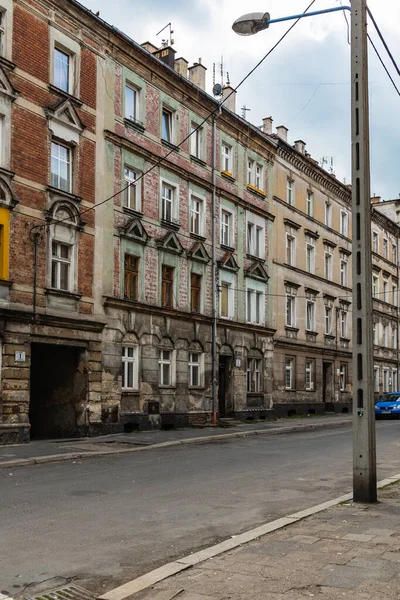 Legnica Polônia Abril 2021 Fachada Antigas Casas Arrendamento Lado Rua — Fotografia de Stock