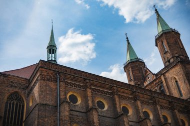 Legnica, Polonya - Nisan 2021: Evanjelik-Augsburg Kilisesi cephesi. Legnica 'da Bakire Meryem