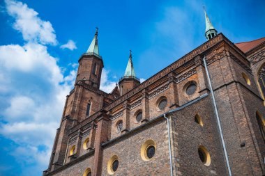 Legnica, Polonya - Nisan 2021: Evanjelik-Augsburg Kilisesi cephesi. Legnica 'da Bakire Meryem