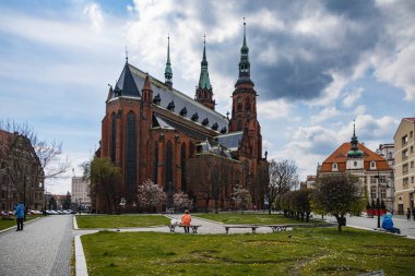 Legnica, Polonya - Nisan 2021: St. Katedral Cephesi. Havariler Peter ve Paul