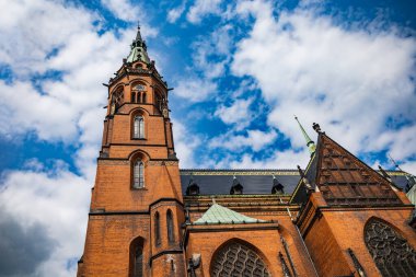 Legnica, Polonya - Nisan 2021: St. Katedral Cephesi. Havariler Peter ve Paul