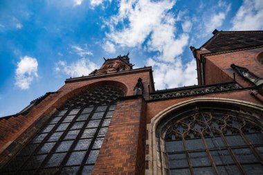 Legnica, Polonya - Nisan 2021: St. Katedral Cephesi. Havariler Peter ve Paul