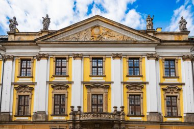 Legnica, Polonya - Nisan 2021: Nüfus dairesinin eski binasının cephesi