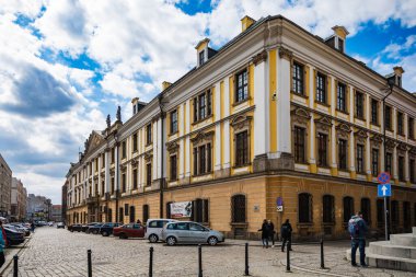 Legnica, Polonya - Nisan 2021: Nüfus dairesinin eski binasının cephesi