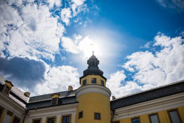 Legnica, Polonya - Nisan 2021: Şehir merkezindeki nüfus dairesi kulesi ve gökdelenin arkasında parlayan güneş