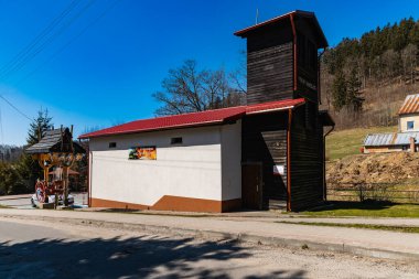 Baykuş Dağları, Polonya - Nisan 2021: Sokolec 'teki küçük gönüllü itfaiye binası