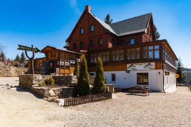 Baykuş Dağları, Polonya - Nisan 2021: Baykuş Dağlarında Orzel Dağı Sığınağı