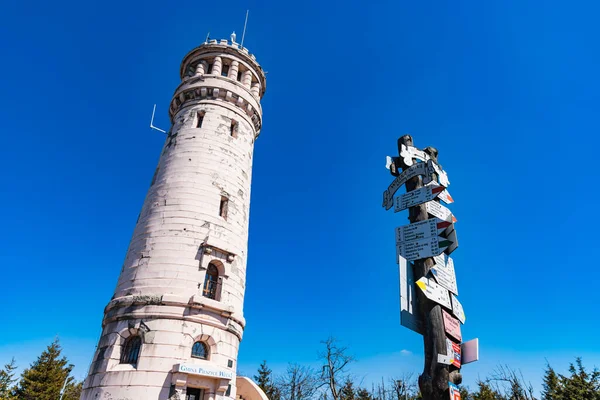 Uilengebergte Polen April 2021 Klein Plein Met Oude Uitzichtstoren Borden — Stockfoto