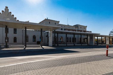 Dzierzoniow Slaski, Polonya - Nisan 2021: Baykuş Dağları otobüs istasyonları ve tren istasyonları ile iletişim merkezi