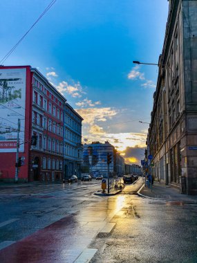 Wroclaw, Polonya - Nisan 2021: Şehir sokakları ve binalar üzerinde güzel bulutlu gün batımı