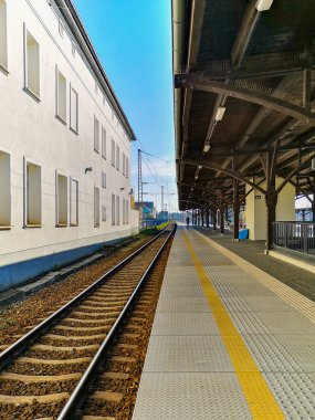 Jaworzyna Slaska, Polonya - Nisan 2021: Jaworzyna Slaska 'daki tren istasyonu platformu