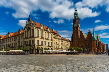 Wroclaw, Polonya - Nisan 2021: Bulutlu güneşli bir günde büyük pazar meydanı