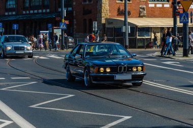 Wroclaw, Polonya - Mayıs 2021: Klasik Wroclaw Bölgesi 'nin eski eski vagonlarında gezinme