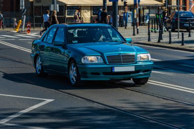 Wroclaw, Polonya - Mayıs 2021: Klasik Wroclaw Bölgesi 'nin eski eski vagonlarında gezinme