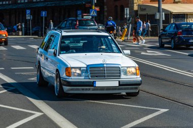 Wroclaw, Polonya - Mayıs 2021: Klasik Wroclaw Bölgesi 'nin eski eski vagonlarında gezinme