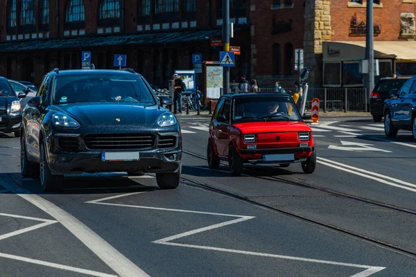 Wroclaw, Polonya - Mayıs 2021: Klasik Wroclaw Bölgesi 'nin eski eski vagonlarında gezinme