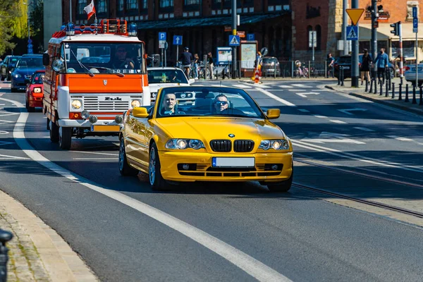 Wroclaw, Polonya - Mayıs 2021: Klasik Wroclaw Bölgesi 'nin eski eski vagonlarında gezinme