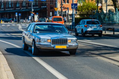 Wroclaw, Polonya - Mayıs 2021: Klasik Wroclaw Bölgesi 'nin eski eski vagonlarında gezinme