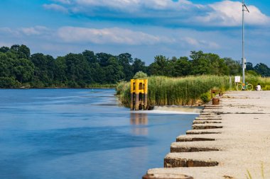 Şehir merkezindeki küçük rıhtımın yanındaki sessiz nehir.