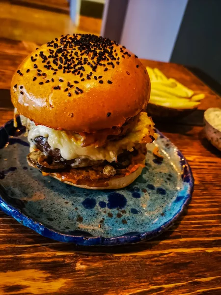 Tall Burger Jalapeno Peppers Black Cumin Bun Lie Blue Plate — Stockfoto
