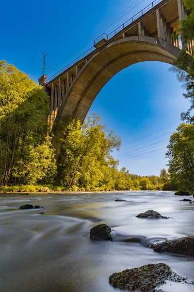 Alta Longa Ponte Ferroviária Sobre Pequeno Rio Cheio Pedras Grandes — Fotografia de Stock