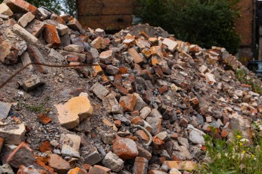 Eski binaların harabelerinden eski kırmızı tuğla ve taşlar yığını