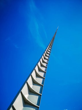 Wroclaw, Polonya - Haziran 2021: Centennial Hall binasının yanındaki Iglica çelik kulesine bakıyorum