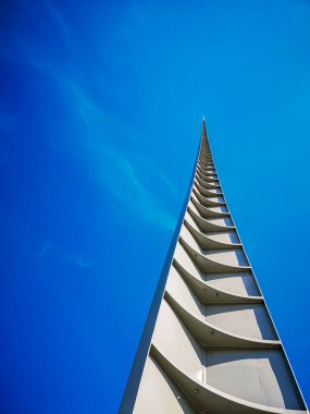 Wroclaw, Polonya - Haziran 2021: Centennial Hall binasının yanındaki Iglica çelik kulesine bakıyorum