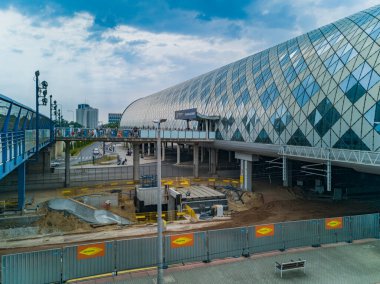 Poznan, Polonya - Haziran 2021: Altındaki modern ana tren istasyonu inşaatı ve inşaat alanı cephesi