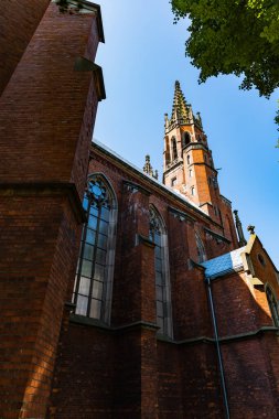 Kamieniec Zabkowicki, Polonya - Haziran 2021: Saray parkının yanındaki eski Evanjelik Kilise