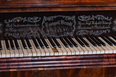Kamieniec Zabkowicki, Polonya - Haziran 2021: Eski Traugott Berndt Breslau Piyano