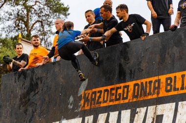 Poznan, Polonya - Haziran 2021: Yağmurlu günlerde zorlu bir engelli yarış