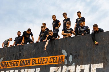 Poznan, Polonya - Haziran 2021: Yağmurlu günlerde zorlu bir engelli yarış