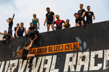 Poznan, Polonya - Haziran 2021: Yağmurlu günlerde zorlu bir engelli yarış