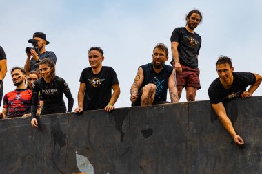 Poznan, Polonya - Haziran 2021: Yağmurlu günlerde zorlu bir engelli yarış