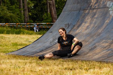 Poznan, Polonya - Haziran 2021: Yağmurlu günlerde zorlu bir engelli yarış