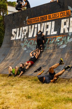 Poznan, Polonya - Haziran 2021: Yağmurlu günlerde zorlu bir engelli yarış