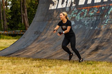 Poznan, Polonya - Haziran 2021: Yağmurlu günlerde zorlu bir engelli yarış