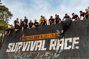 Poznan, Polonya - Haziran 2021: Yağmurlu günlerde zorlu bir engelli yarış