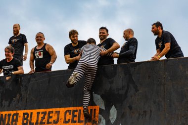 Poznan, Polonya - Haziran 2021: Yağmurlu günlerde zorlu bir engelli yarış