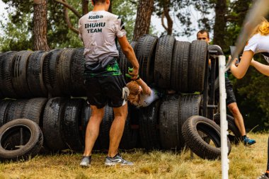 Poznan, Polonya - Haziran 2021: Yağmurlu günlerde zorlu bir engelli yarış