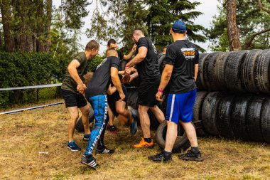 Poznan, Polonya - Haziran 2021: Yağmurlu günlerde zorlu bir engelli yarış