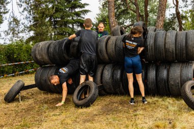 Poznan, Polonya - Haziran 2021: Yağmurlu günlerde zorlu bir engelli yarış