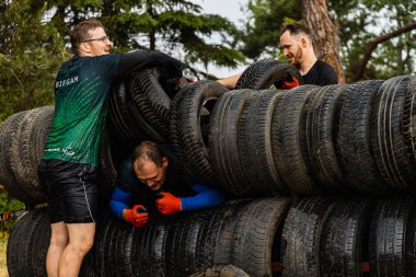 Poznan, Polonya - Haziran 2021: Yağmurlu günlerde zorlu bir engelli yarış