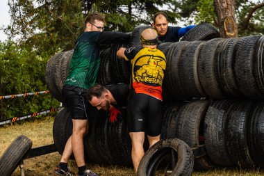 Poznan, Polonya - Haziran 2021: Yağmurlu günlerde zorlu bir engelli yarış