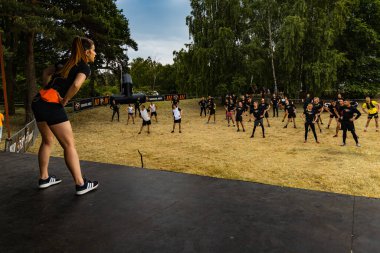 Poznan, Polonya - Haziran 2021: Yağmurlu günlerde zorlu bir engelli yarış