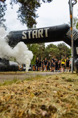 Poznan, Polonya - Haziran 2021: Yağmurlu günlerde zorlu bir engelli yarış