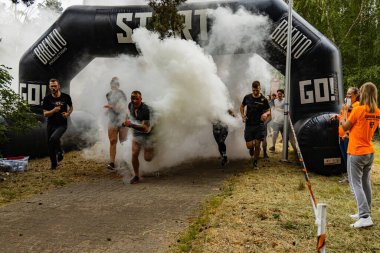 Poznan, Polonya - Haziran 2021: Yağmurlu günlerde zorlu bir engelli yarış