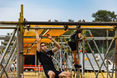 Poznan, Polonya - Haziran 2021: Yağmurlu günlerde zorlu bir engelli yarış